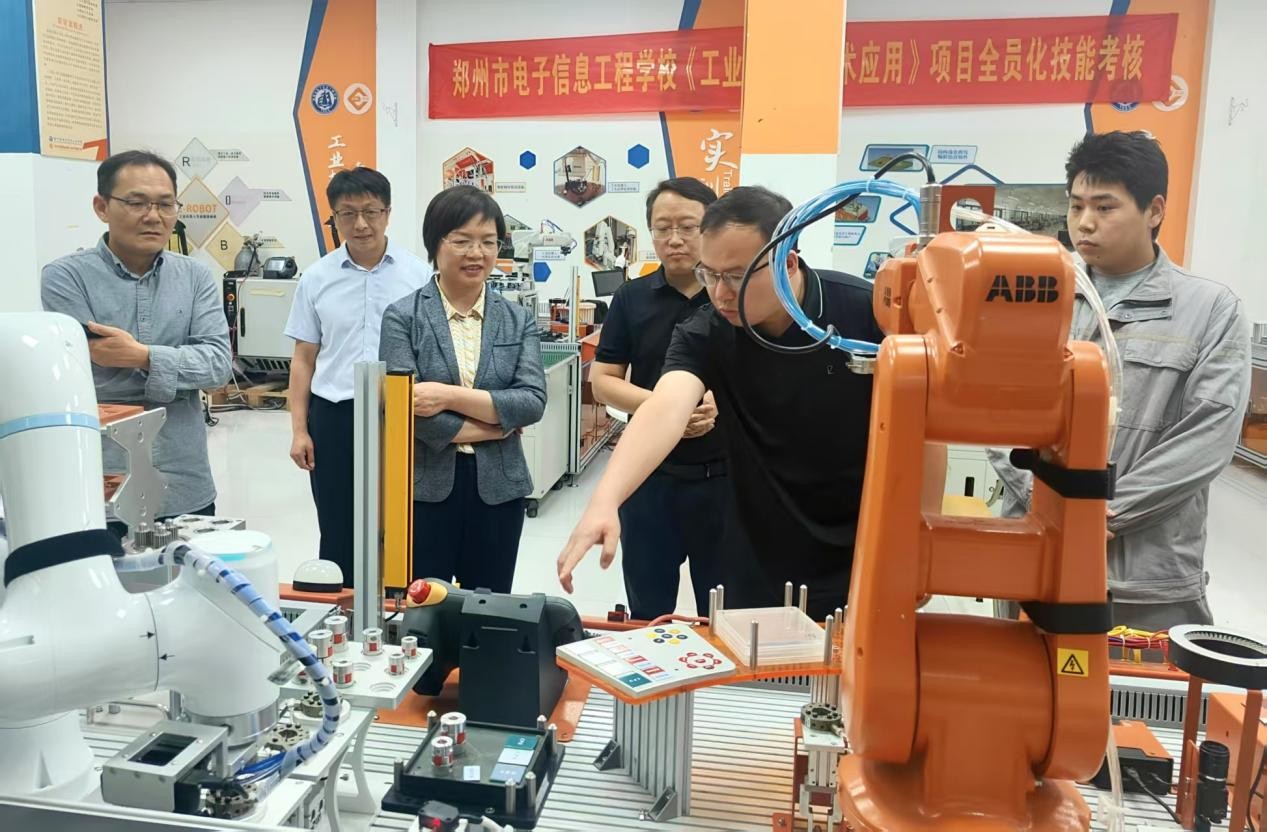 郑州市教育局领导王丽娟一行调研我市职业教育